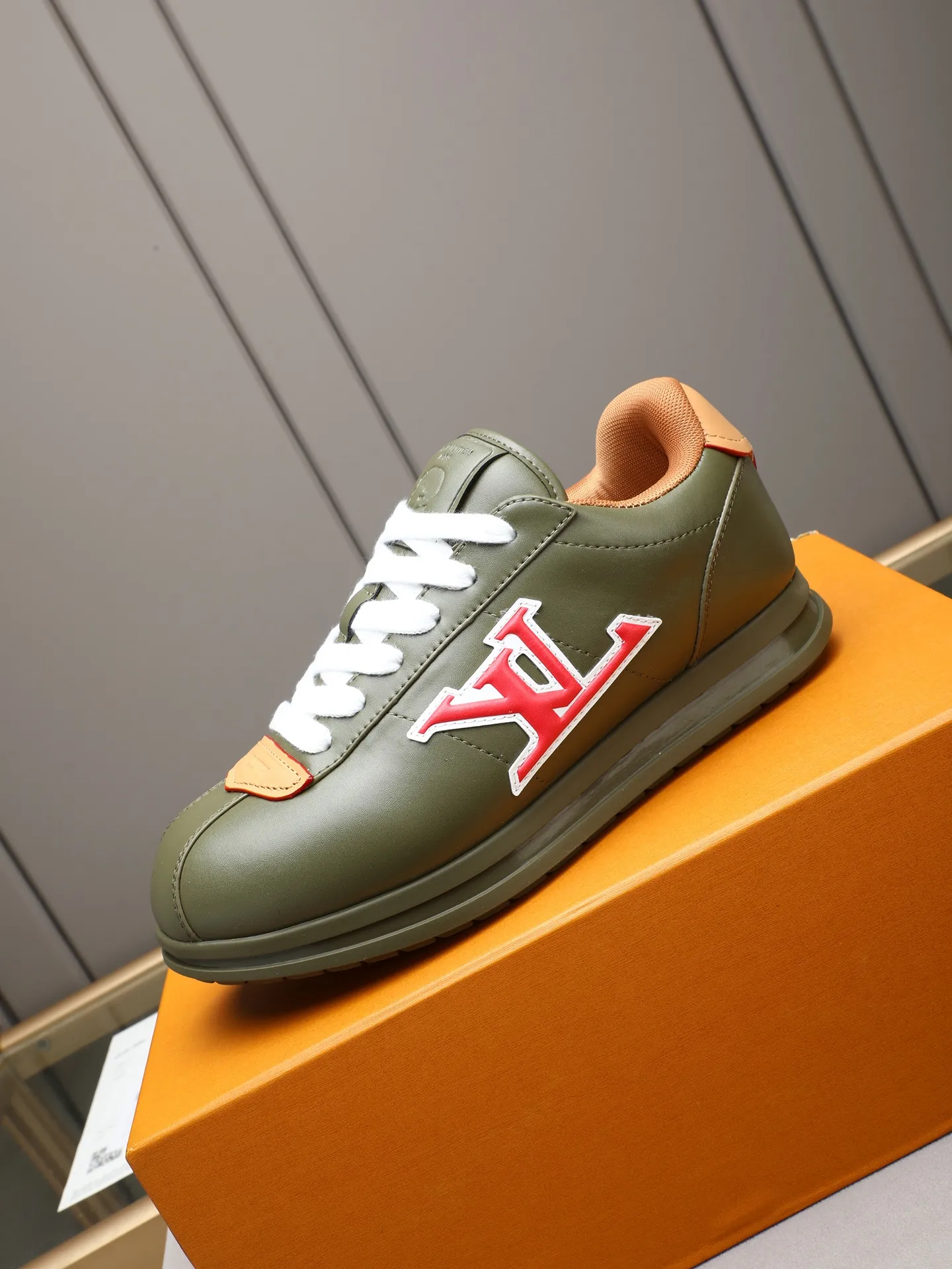 PP560 LV Louis Vuitton L Jialu Brand Runner Tatic Series Thick-soled Casual Sports Shoes Running Shoes Original purchase, development and production This LV Runner Tatic sports shoe combines technical materials such as mesh fabric and ribbons to interpret the inspiration of traditional mountaineering shoes. LV letters are written on one side, the lariat buckle of the quick lacing system is embellished with Monogram flowers and Louis Vuitton logos, and the light and wear-resistant rubber outsole completes the whole. ▪️Fabric: Original imported cowhide + mesh ▪️Inner lining: Original customized breathable mesh ▪️Sole: Original open-molded anti-slip rubber combination material ▪️Size: Men's 38-44 (customized for 45 and 46)